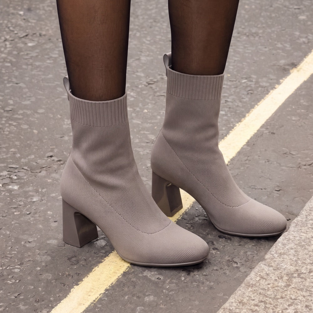 Snatched but Comfy Bootie in Taupe Mist, Foto 4