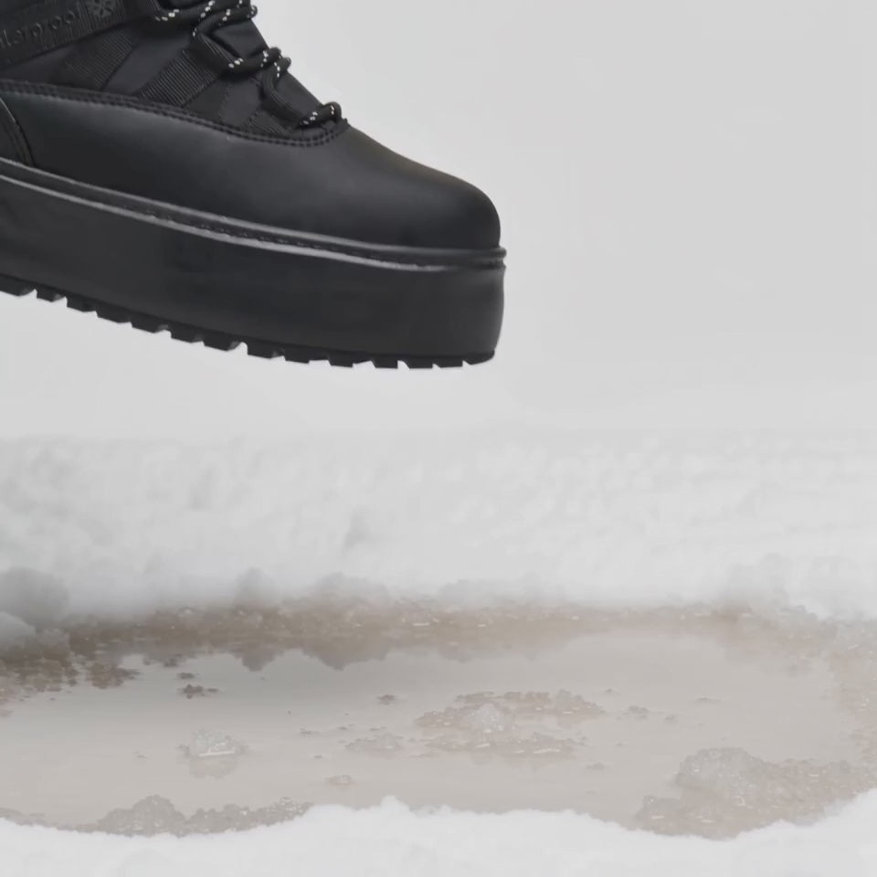 Snowboots 3.0 Classic High in Midnight Black tritt in Wasser