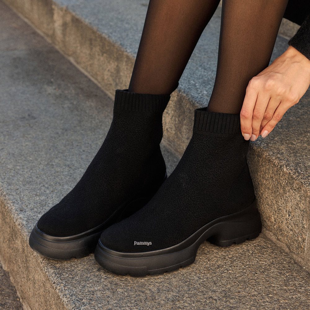 Featherfeel in Dusty Black auf Steinstufen